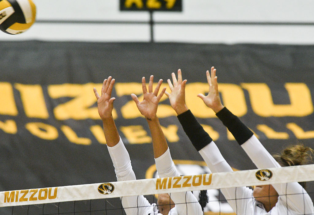 Dariana Hollingsworth-Santana and Tyanna Omazic attempt a block